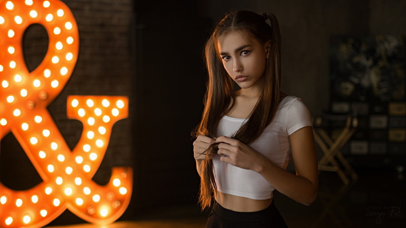 front view, long hair, lifestyles, hairstyle, teenager, Anastasia Lis, leisure activity, casual clothing, standing, portrait, 1080P, night, girls, beautiful woman
