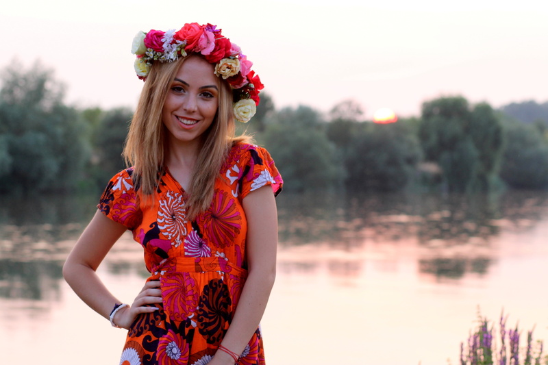water, one young woman only, hair, portrait, in the evening, hairstyle, headdress, young adult, sunset, beautiful woman, women, reflection, body, nature