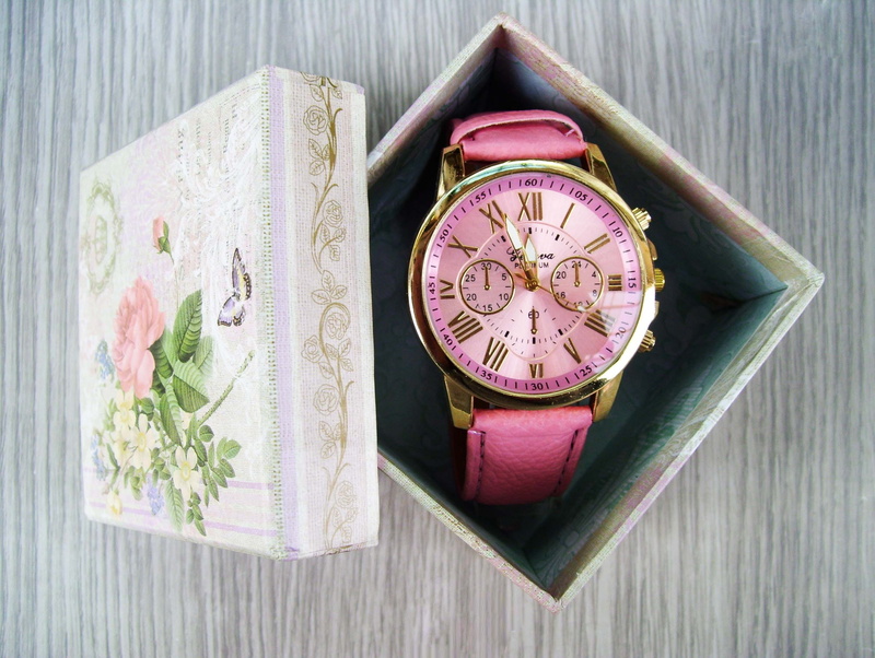 exposition, clock, directly above, measurement of time, high angle view, photos, indoors, bracelets, pocket watch, pink, tips, wood - material, chronograph
