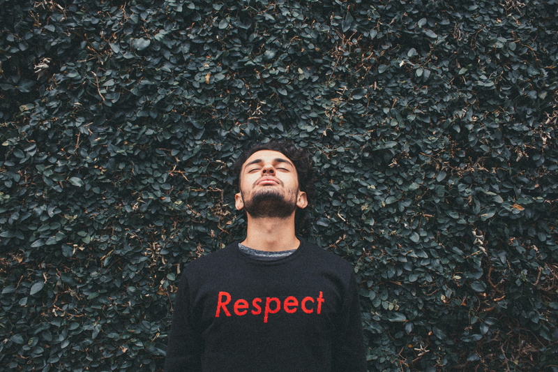 beard, wall, leisure activity, man, design, leafed, behind, near, day, t-shirt design, plant part, surrender, real people, jumper, front view, mid adult men