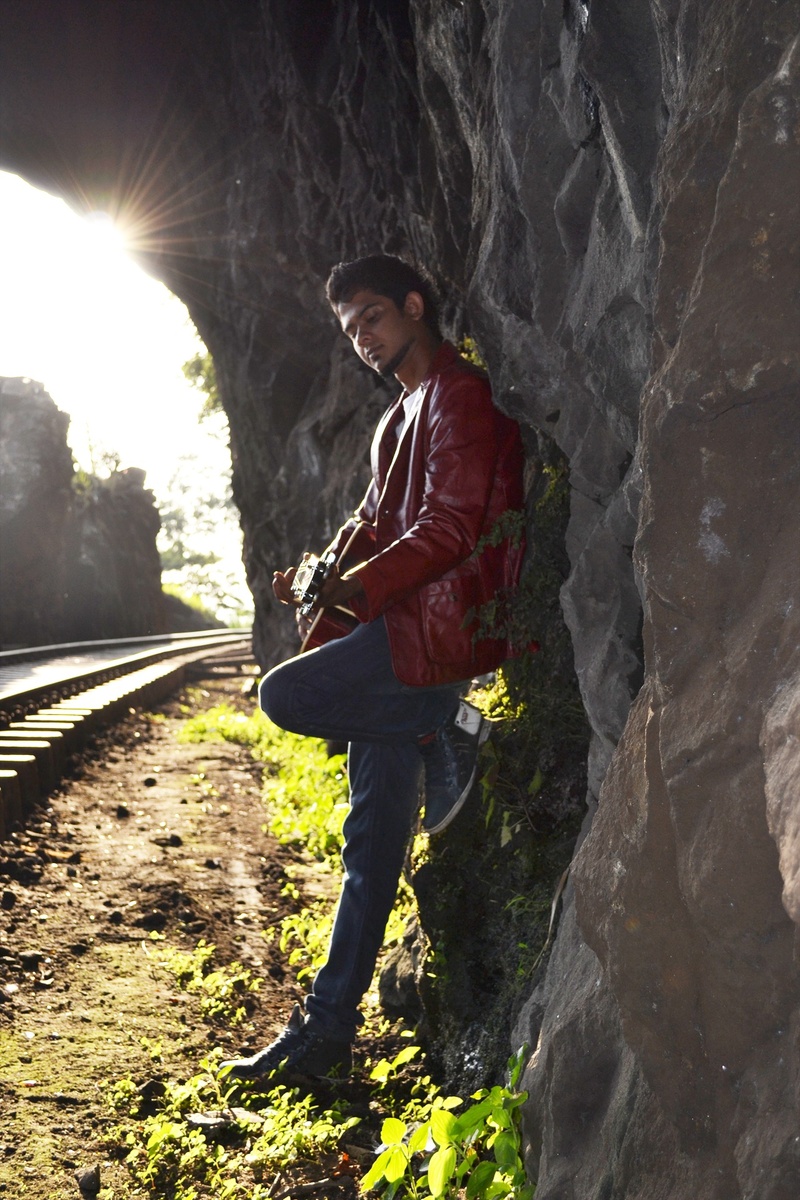 pose, sunlight, design, photos, day, young men, standing, mountain, full length, fashion, t-shirt, jacket, leisure activity, kadugannwa, solid, real people