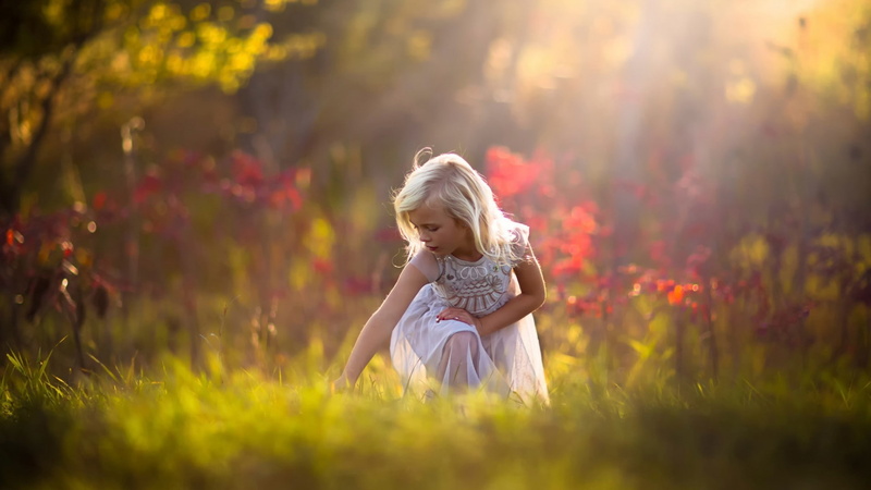 selective focus, blond hair, children, blonde, offspring, nature, Jake Olson, depth of field, front view, 1080P, squatting, grass, full length, three quarter length