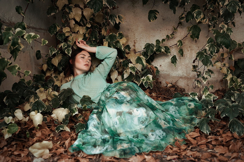 autumn, pose, Isabella Phillips, girl, leaves, mood, foliage, 1080P, ivy