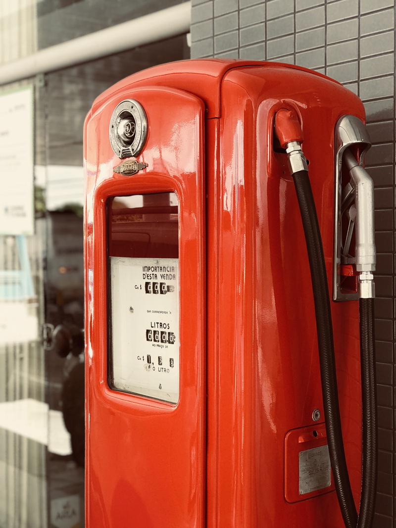 vintage, 4K, gas, metal, brazilian, telephone, safety, blur, reflection, bomba de gas, rod. br duzentos e trinta, tile, connection, fuel and power generation