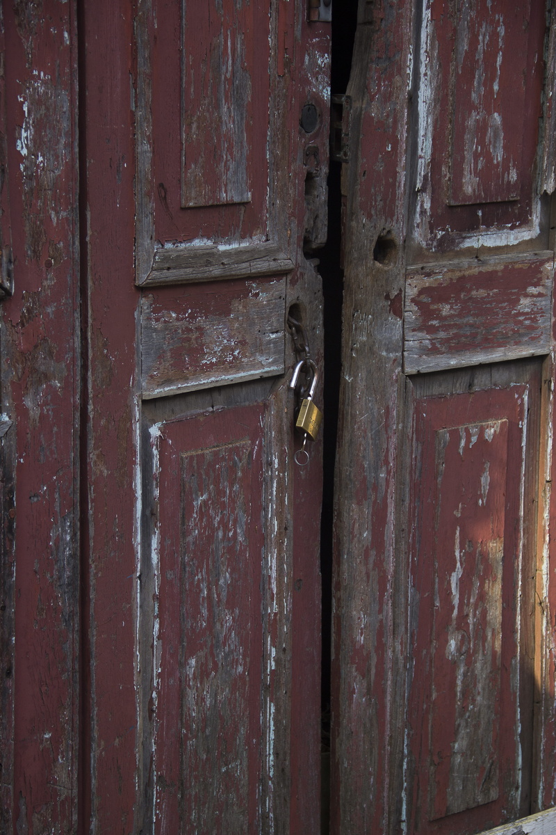 closed, wood - material, safety, 5K, backgrounds, doorknob, old, entrance, full frame, metal, red, lock, outdoors, door, latch, vermelho, porta, protection