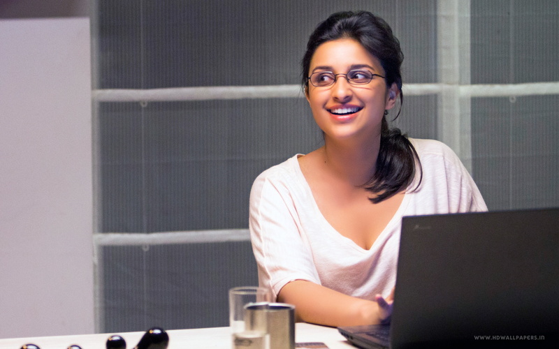 indoors, wireless technology, real people, communication, Hasee, women, beautiful woman, toh, front view, young adult, adult, technology, smiling, Chopra