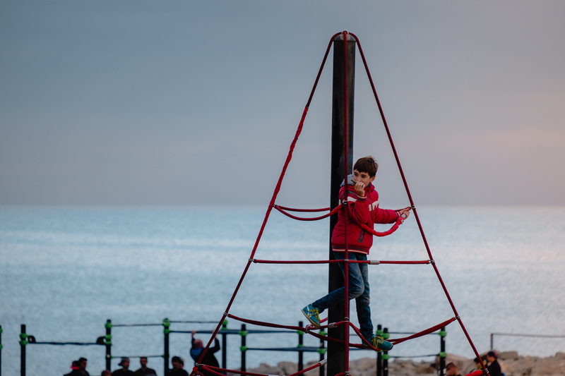 full length, fun, barcelona, ocean, adventure, playground, people, horizon over water, outdoors, day, 5K, la estrella herida, human, kid, boy, horizon