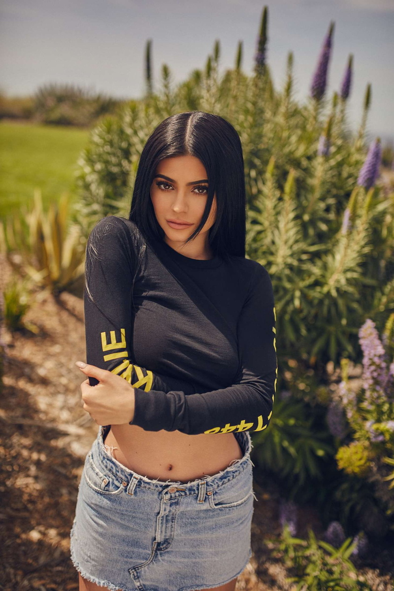young adult, one person, three quarter length, hair, women, beautiful woman, outdoors, portrait, 1080P, contemplation, adult, Kylie Jenner, young women