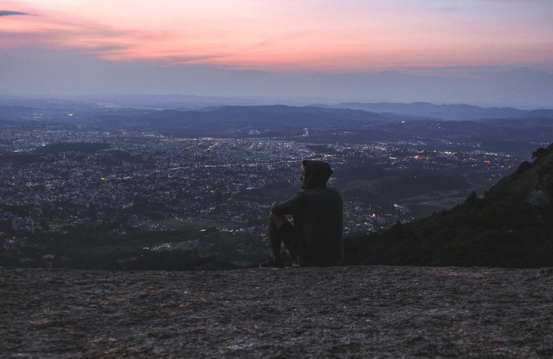 leisure activity, environment, cidade, standing, night, lifestyles, real people, sky, luzes, men, city, man, noite, mountain, cityscape, scenics - nature
