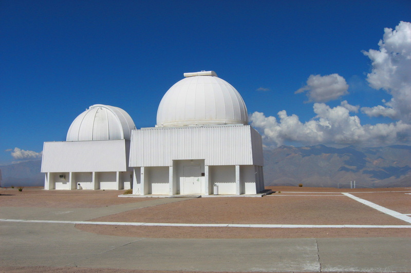 chile, observatorio, sunlight, dome, blue, cloud - sky, building exterior, sunny, cloud, iv región, copy space, built structure, ciencia, land, architecture