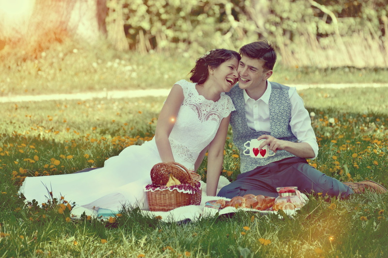 bonding, wedding, young women, bride, marry, in conjunction with the, women, honeymoon, picnic, woman, romantic, adult, contact, married, commitment, outdoors