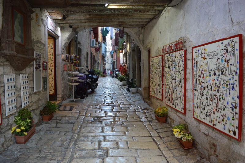 4K, corridor, wall, creativity, alley, day, diminishing perspective, architectural column, art, built structure, building exterior, architecture, the way forward