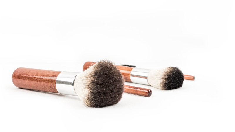 holding, hair, fashion, white background, make up, two, makeup brush, cosmetics, bristles, steel, make-up, rouge, beauty, applying, communication, skin care