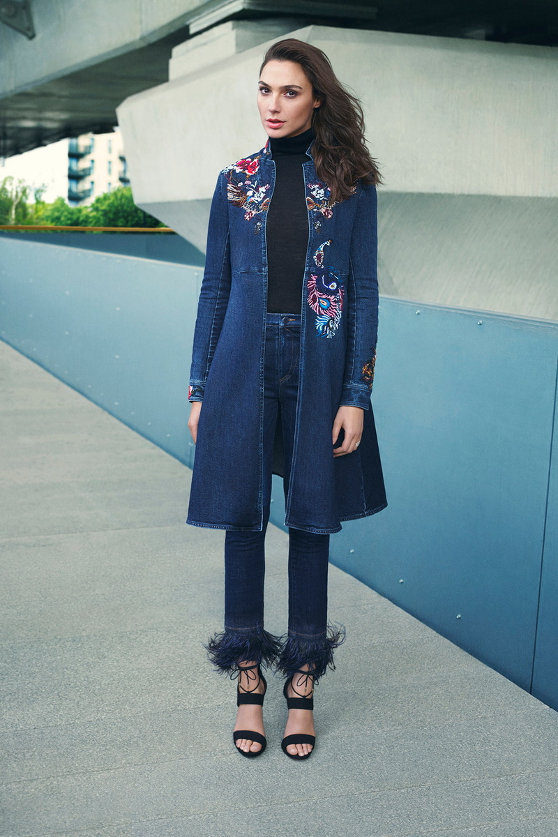 jacket, Gal Gadot, front view, actress, waiting, standing, clothing, adult, smiling, hairstyle, casual clothing, fashion, 720P, model, city, beautiful woman