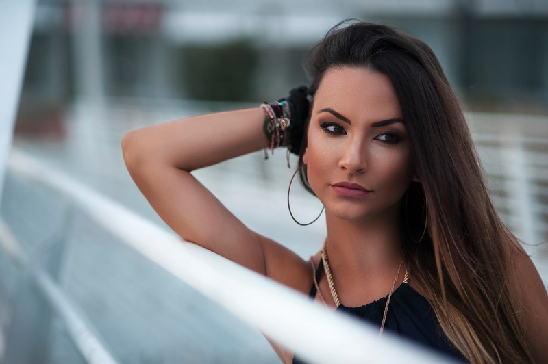 one person, focus on foreground, real people, long hair, young women, 1080P, looking into the distance, women, depth of field, looking away, bare shoulders