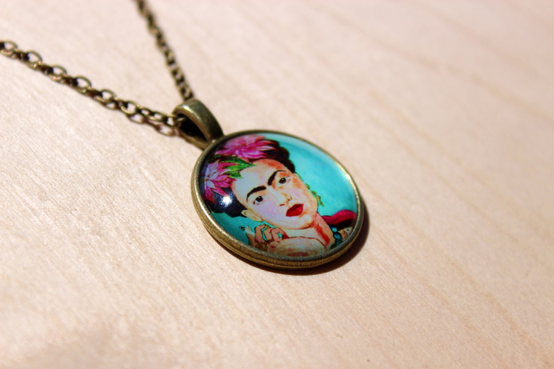 5K, table, necklace, focus on foreground, close-up, kahlo, old gold, glass, indoors, culture, ornate, multi colored, jewelry, shiny, handicraft, extreme close-up