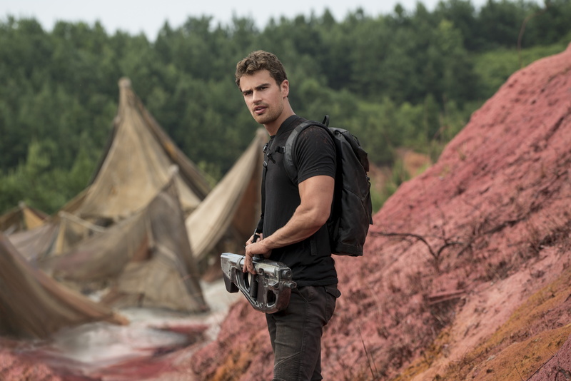 backpack, Chapter 3: Behind the wall, weapons, The Divergent Series: Allegiant, Divergent, pants, 5K, Theo James, blur, t-shirt, frame