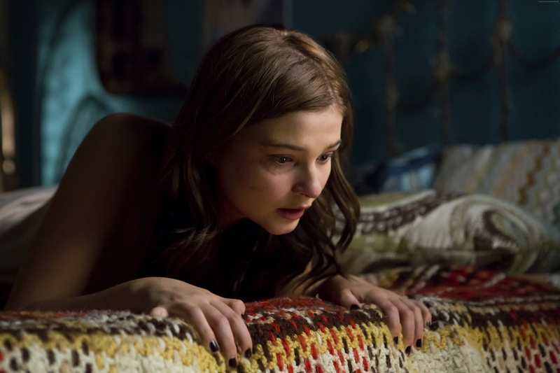 beautiful woman, hair, furniture, Stefanie Scott, Movie, contemplation, looking, lying down, front view, headshot, one person, 1080P, portrait, long hair