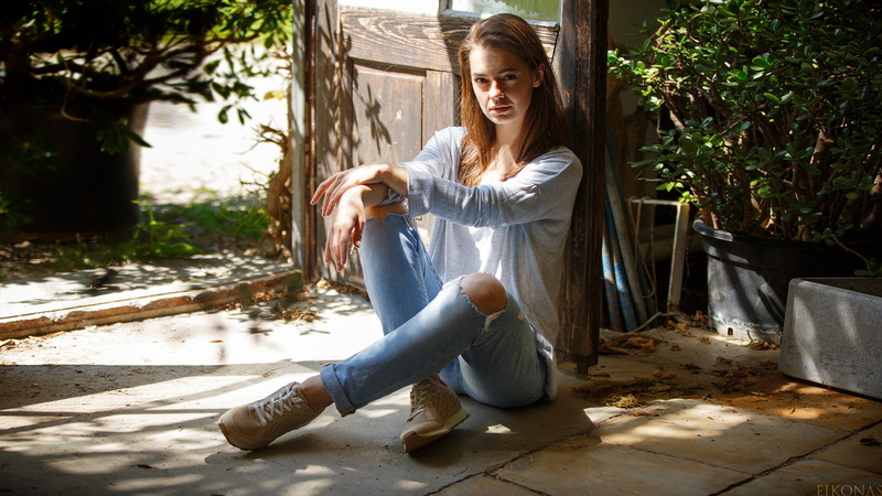 outdoors, nature, brown eyes, fashion, sitting, teenager, hairstyle, one person, grey shirt, casual clothing, young adult, portrait, beautiful woman, lifestyles