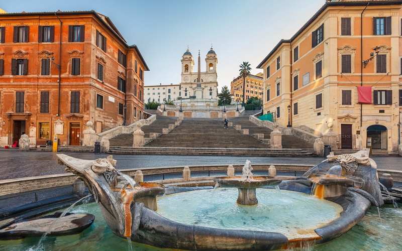 Italy, Rome, Espana, the fountain of the old boat, 2K, The Spanish steps