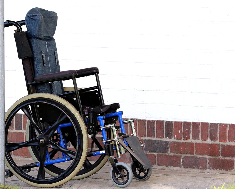 building exterior, black, Lame, Wheelchair, rolli, land vehicle, mobility, absence, differing abilities, stationary, no people, Handicap, brick wall, violations