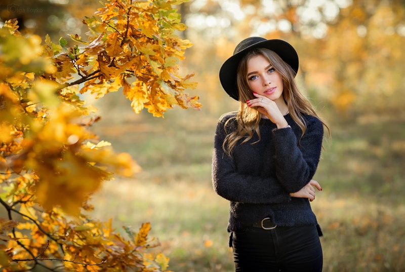 standing, women, Olga Boyko, red nails, hand on face, hat, 1080P, looking at viewer, women outdoors, black hat, plants, nature, black sweater