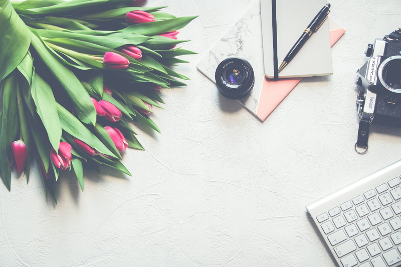 cards, tulip, 5K, pen, still life, black, flowers, high angle view, laptop, paper, telephoto, near, table, silver, colors, connection, computer