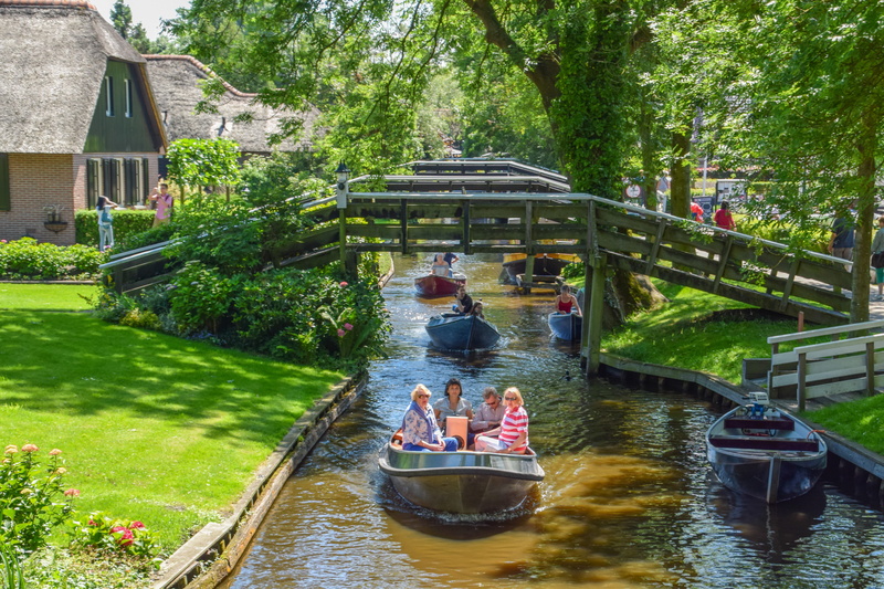 real people, giethoorn, people, adult, women, group of people, outdoors, tree, plant, canal, nautical vessel, transportation, built structure, mode of transportation