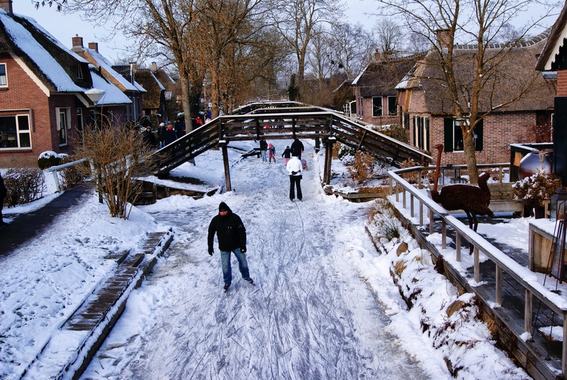 ice, ze, winter landscape, hat, built structure, bare tree, real people, cold temperature, city, walking, fun, ice skating, smooth, frost, giethoorn, netherlands