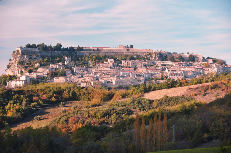 beauty in nature, outdoors, rural, built structure, nature, no people, architecture, agriculture, house, hillside, plant, residential district, cityscape