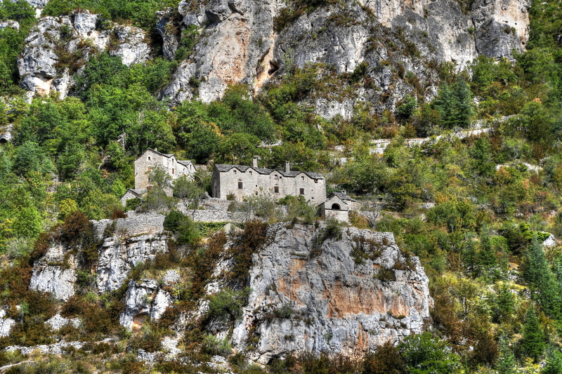 building exterior, land, beauty in nature, history, gorges du tarn, growth, ancient, no people, 5K, plant, rock, mountain, day, house, nature, outdoors