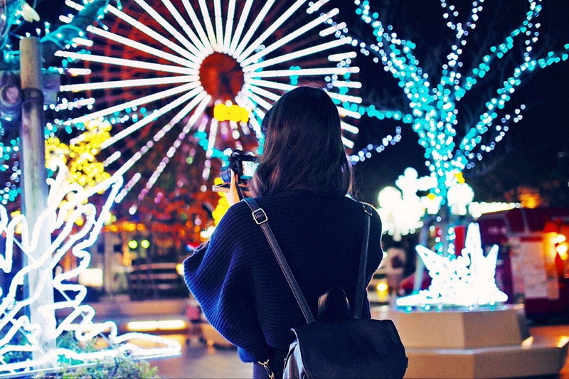 focus on foreground, light, decoration, real people, glowing, leisure activity, 480P, casual clothing, Yokohama, night, rear view, women, architecture