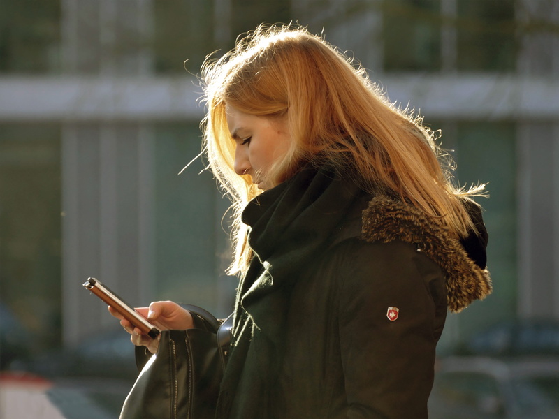 Mobile Phone, photography, portable information device, 4K, phone, Tele, holding, girl, woman, selective, scarf, young adult, back light, pretty, real people