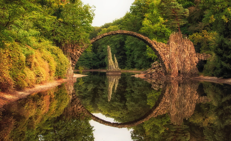 green color, 4K, white water, outdoors, arch, body, reflection, nature, beauty in nature, daytime, water, pond, bridge, tranquil scene, mirroring, rakotzbrücke