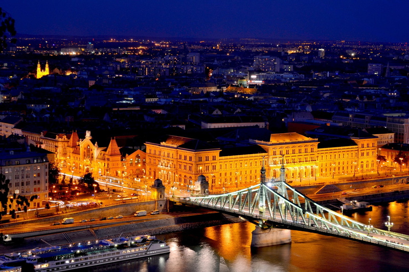 Buildings, the road, the river, dom Bridge, 1080P, Hungary, Szabadság híd, Magyarország, architecture, lights, houses, Budapest, the Danube, cars