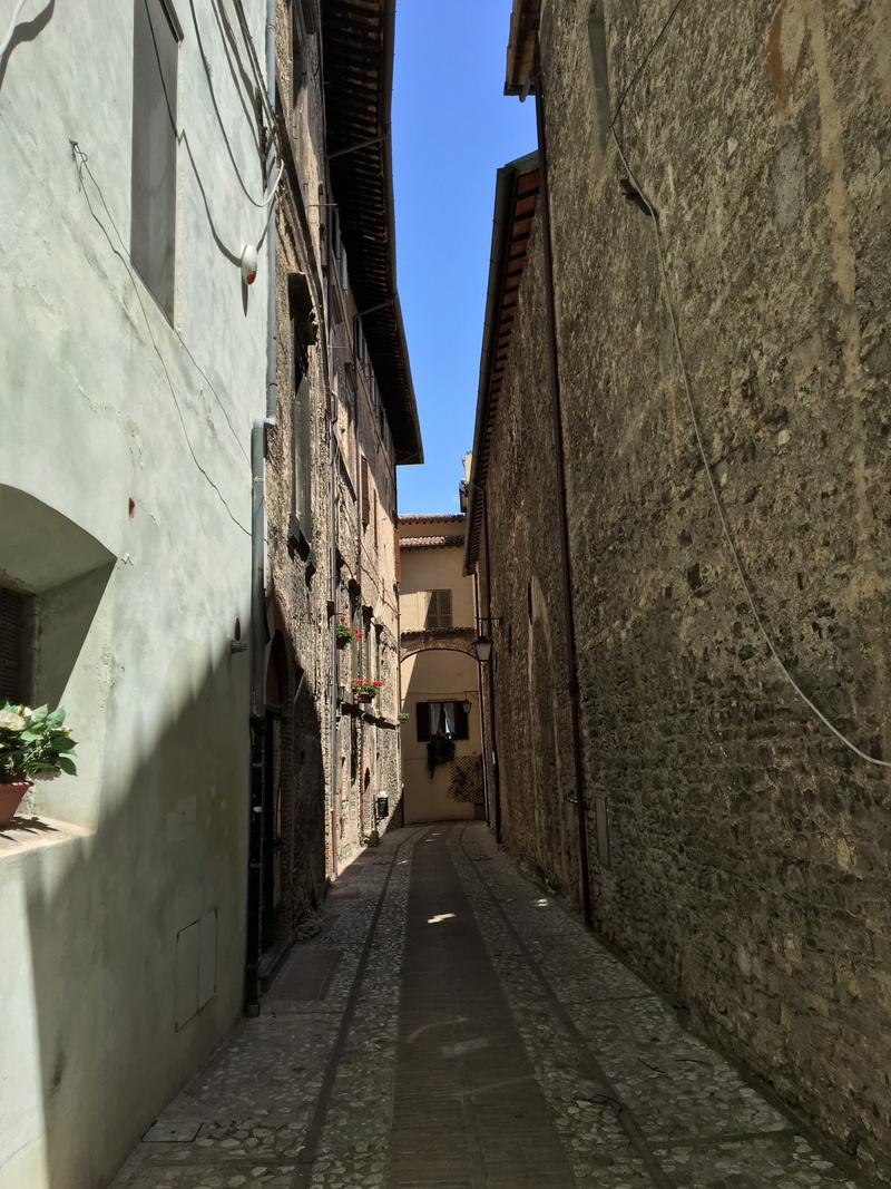 architecture, day, city, footpath, outdoors, residential district, direction, street, no people, wall, house, 4K, diminishing perspective, perugia, the way forward