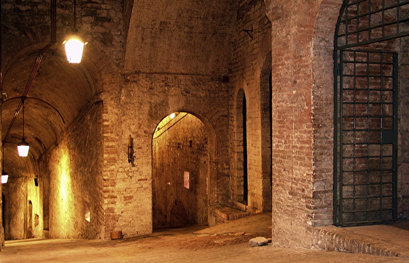 building, the past, architectural column, fortress, concrete, direction, italy, lighting equipment, vault, arcade, arch, 2K, brick, electric lamp, old