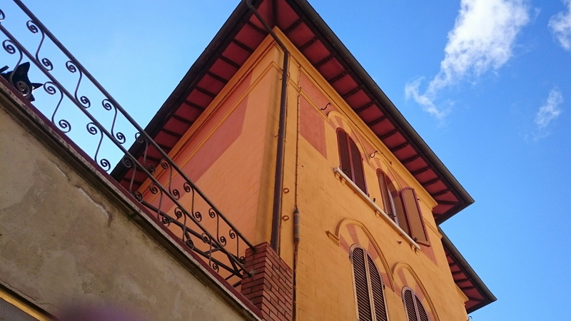 outdoors, low angle view, travel destinations, no people, wall - building feature, 2K, architecture, building, italy, window, sky, nature, dog, perugia