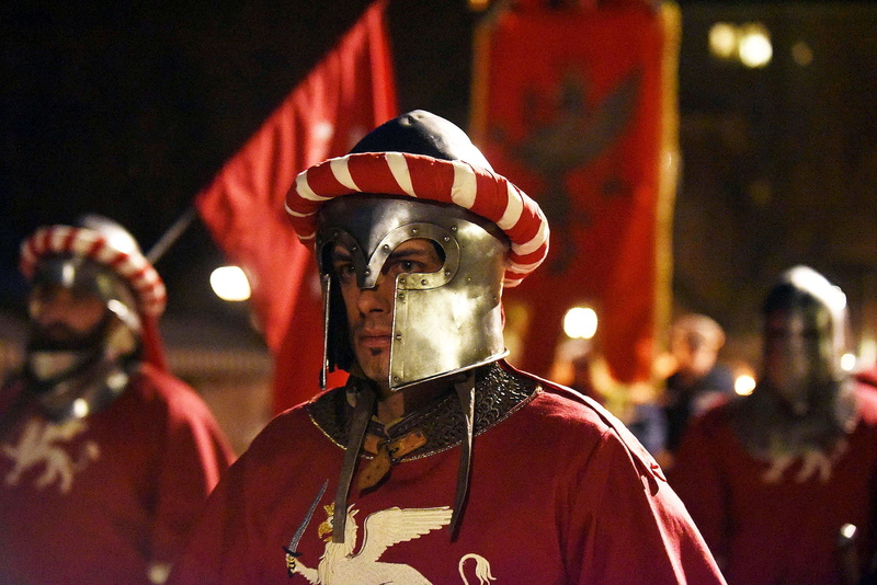 the past, focus on foreground, architecture, suit of armor, perugia 1416, real people, rear view, people, knight - person, parade, historical parade, 1080P