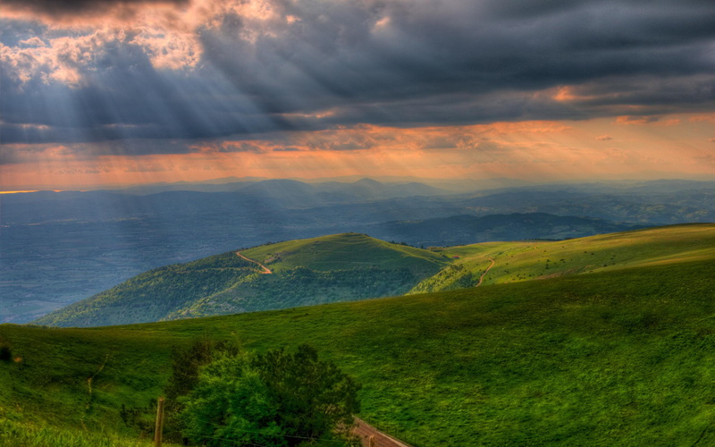 hills, sunlight, nature, 3d and abstract, valley, green, assisi, 2K, rays, clouds, sunset