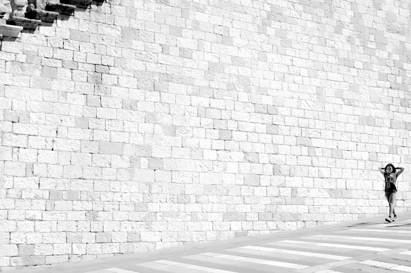 one person, day, brick wall, real people, city, pattern, walking, lifestyles, wall - building feature, assisi, wall, footpath, outdoors, 4K, built structure