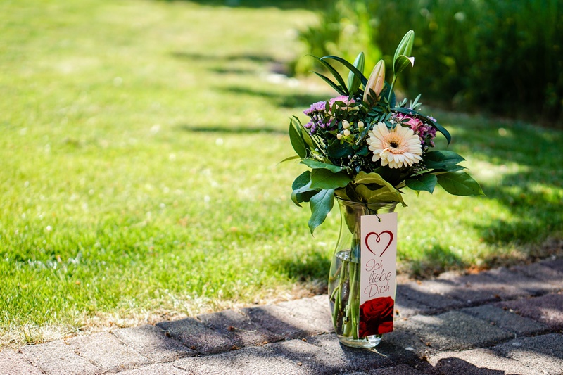 grass, blossom, freshness, concrete, plant, birthday, bouquet, love, vulnerability, flowers, sunlight, decoration, 5K, nature, festival, green color, springtime