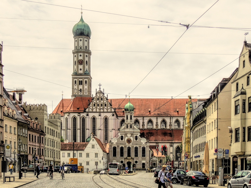 sky, land vehicle, car, afra, place of worship, building exterior, built structure, cloud - sky, travel, 2K, the past, cathedral, incidental people, ulrich