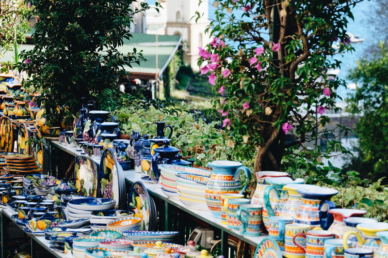 green, tree, day, for sale, italy, business, building, floral, table, ceramics, plates, colorful, city, plant, amalfi, nature, flower, architecture, large group of objects