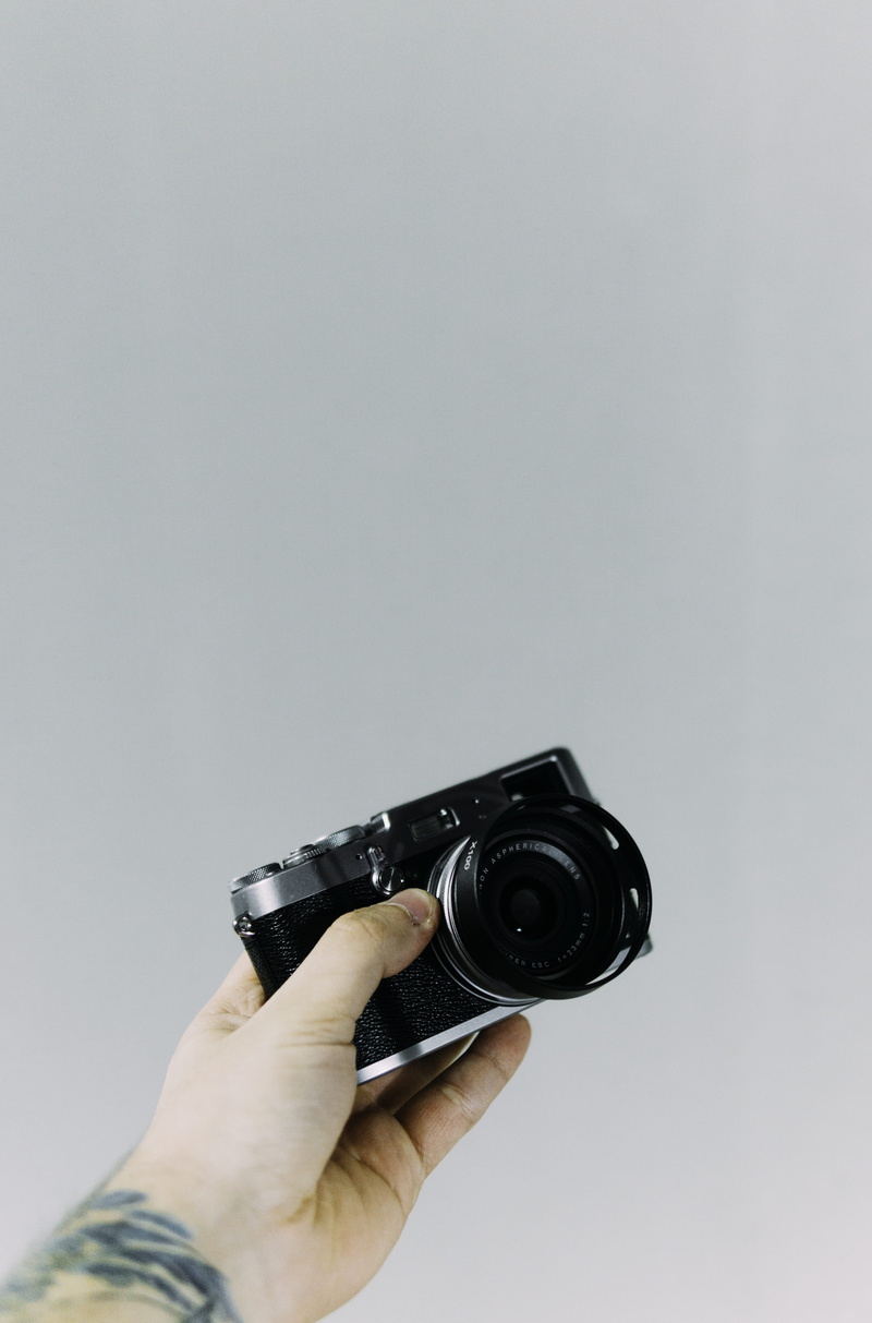 dslr, body part, finger, one person, hand, real people, camera, fujifilm, unrecognizable person, camera - photographic equipment, x100, mirrorless, copy space