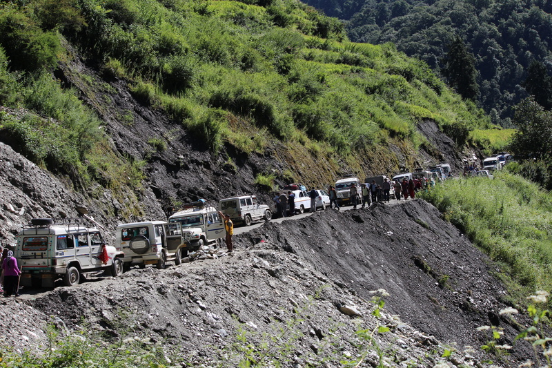 outdoor, gray, caravana, car, truck, uttarakhand, land vehicle, motor vehicle, trail, grass, outdoors, mountain, hill, vehículo, tree, suvs, transportation