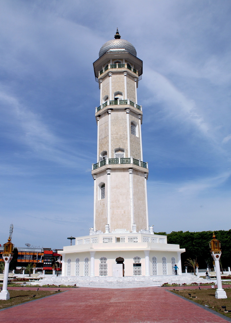 incidental people, memorial, history, built structure, the past, tall - high, aceh, tower, nature, building, day, building exterior, baiturahman, 4K, cloud - sky