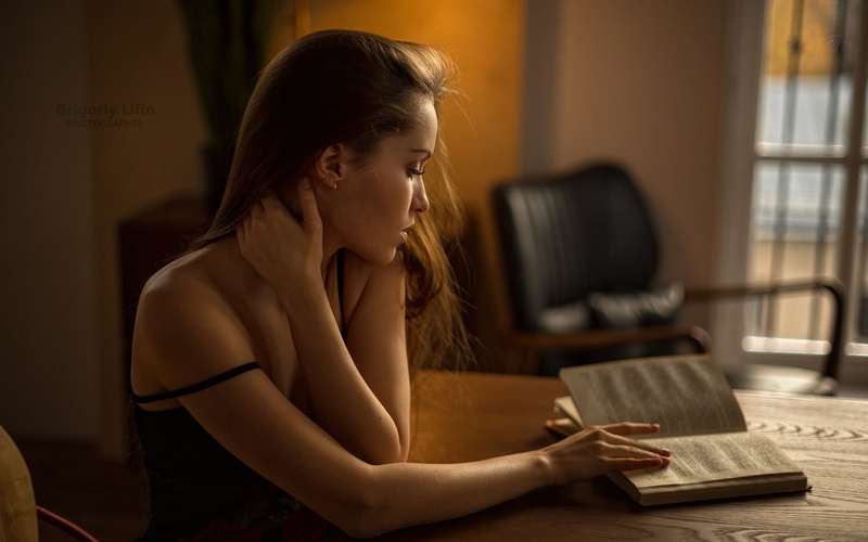 young women, indoors, portrait, book, publication, adult, Fenix Raya, beautiful woman, depth of field, sitting, reading, domestic room, young adult, women