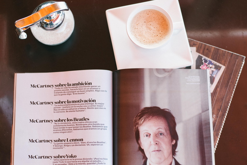 table, sugar, esquire, adult, punto fijo, directly above, indoors, revista, men, paper, refreshment, coffee cup, cup, business, high angle view, photographer