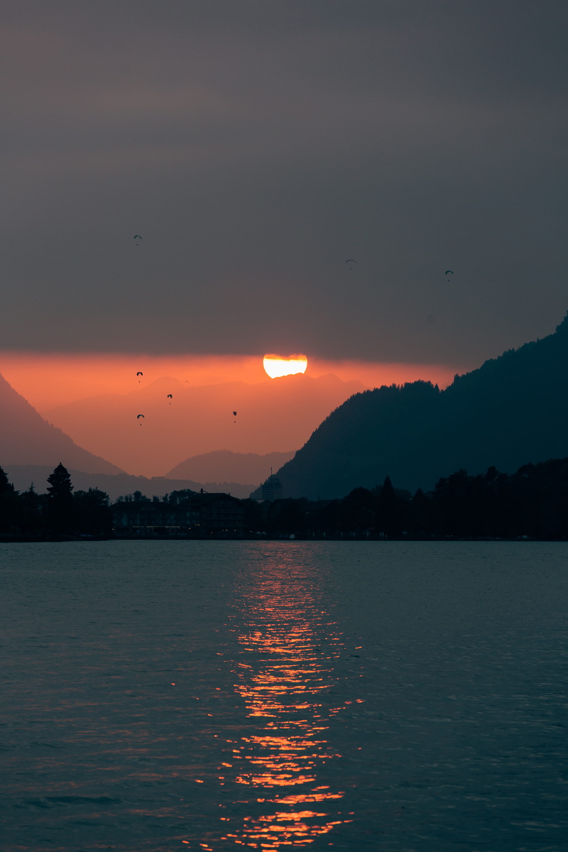 tranquil scene, sunrise, sea, beauty in nature, water, 5K, orange color, paraglide, paragliding, nature, mountain, sunset, switzerland, paraglider, dusk